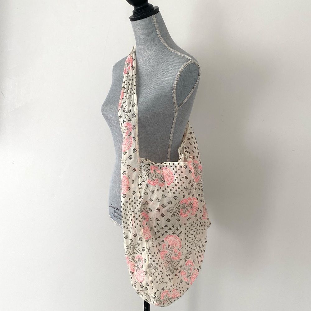 Free People Cream and Pink Floral Tote Logos Print Boho Beach Vacation Shopping - Picture 3 of 4